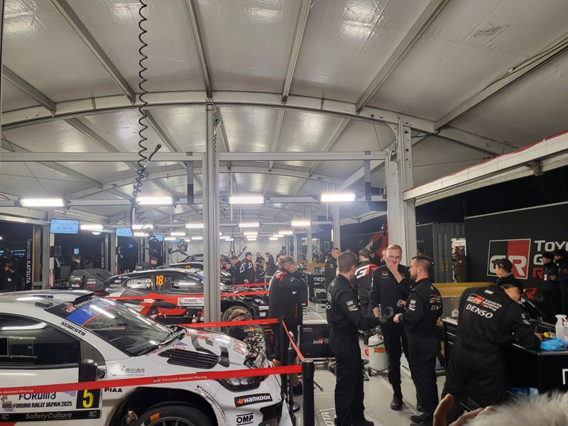 일본 아이치현 도요타스타디움 내 서비스파크(SP)에서 지난 8일 '도요타 가주 랠리 월드레이싱팀(TGR-WRT)' 소속 메카닉들이 카운트다운 알림판 숫자가 0으로 바뀌기 전 랠리차 수리 방향에 대해 의논하고 있다. 서비스파크에 도착한 차량은 카운트다운이 시작된 뒤 45분 내 수리를 마쳐야 한다. 서비스파크에서는 차체를 제외하고 엔진을 포함해 모든 부품을 교체할 수 있다. 나고야=서혜진 특파원