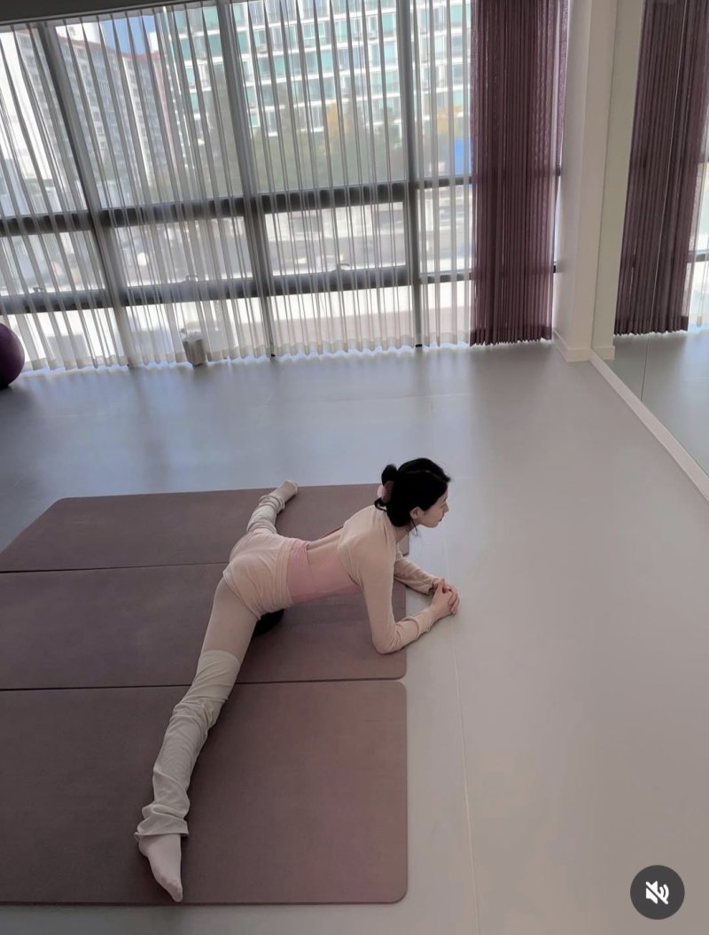 수지, 180도 다리찢기 성공…놀라운 유연성