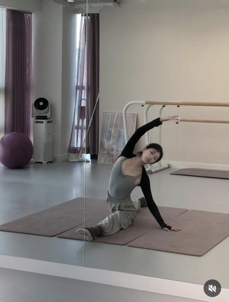 수지, 180도 다리찢기 성공…놀라운 유연성