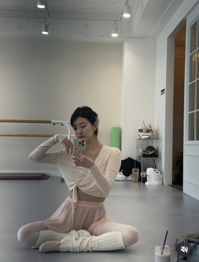 수지, 180도 다리찢기 성공…놀라운 유연성