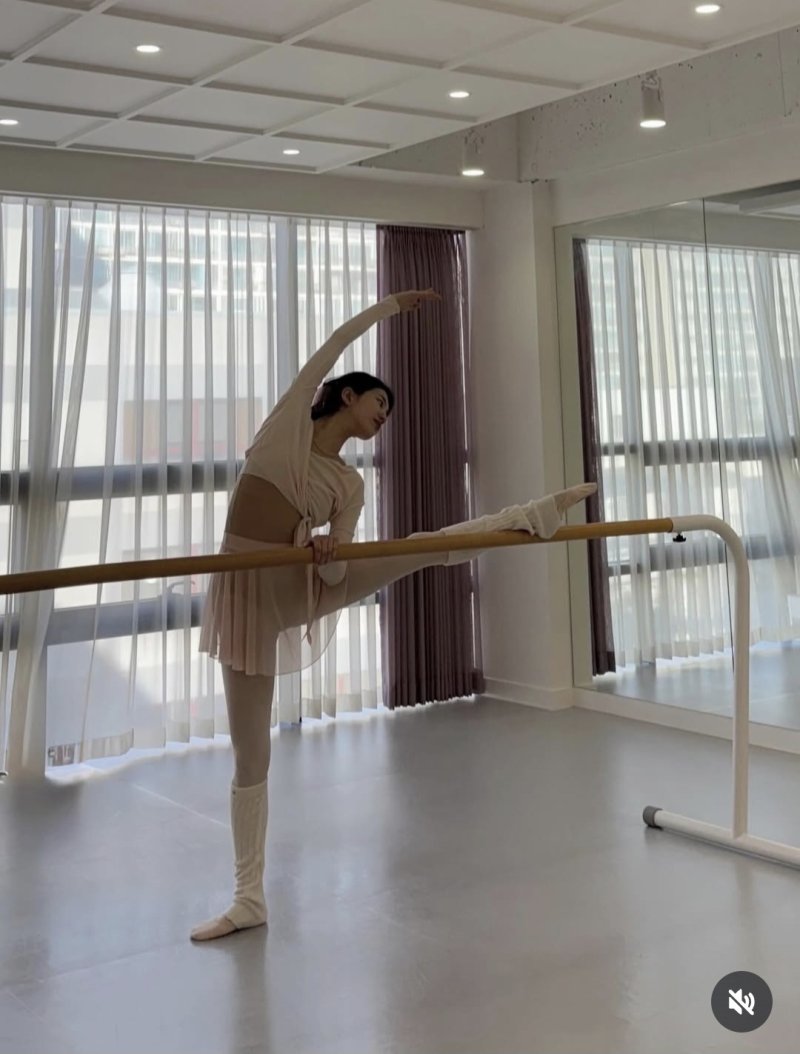 수지, 180도 다리찢기 성공…놀라운 유연성