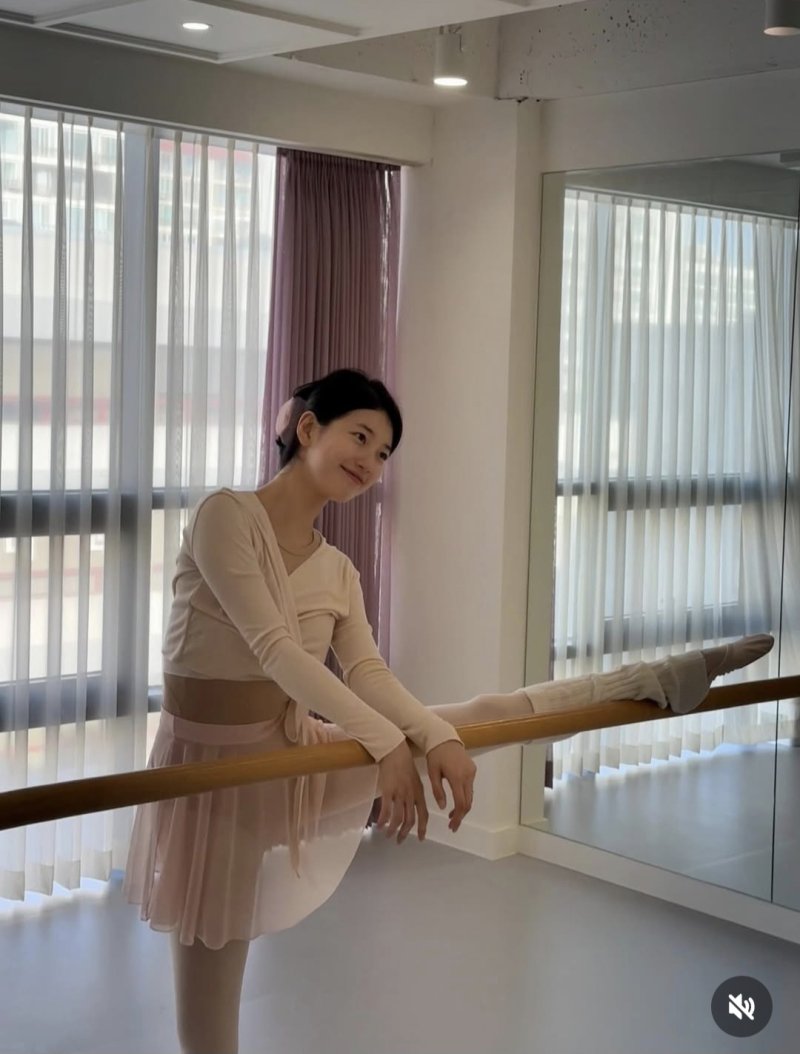 수지, 180도 다리찢기 성공…놀라운 유연성