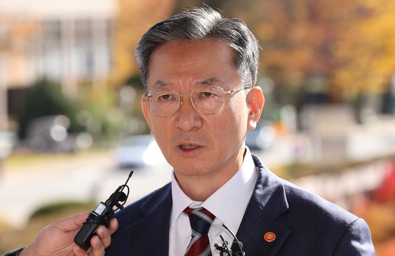 정성호 법무부 장관이 10일 오전 경기 정부과천청사 법무부 출입구에서 최근 검찰이 대장동 개발비리 의혹 사건 1심 선고에 대한 항소를 포기한 것과 관련한 입장을 밝히고 있다. 2025.11.10/뉴스1 ⓒ News1 장수영 기자