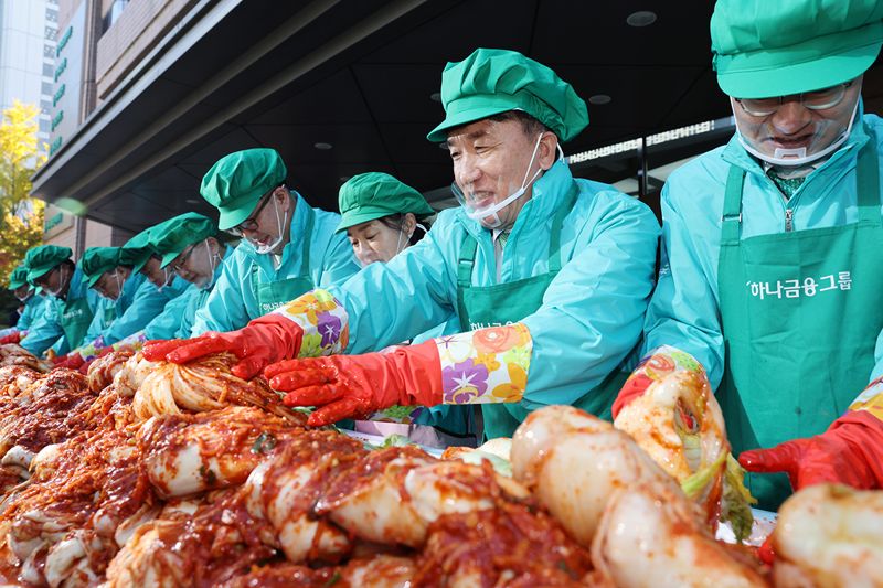 함영주 하나금융그룹 회장(오른쪽 두번째)이 그룹 경영진들과 함께 '사랑의 김장나눔' 행사에 참석해 김장을 담그고 있다. 하나금융그룹은 10일 하나금융그룹 명동사옥에서 함영주 회장을 비롯한 그룹 경영진, 임직원, 임직원 배우자들로 구성된 가족사랑봉사단과 2025 모두하나데이의 시작을 알리는 '선포식'과 함께 '사랑의 김장나눔' 행사를 진행했다. 하나금융그룹 제공