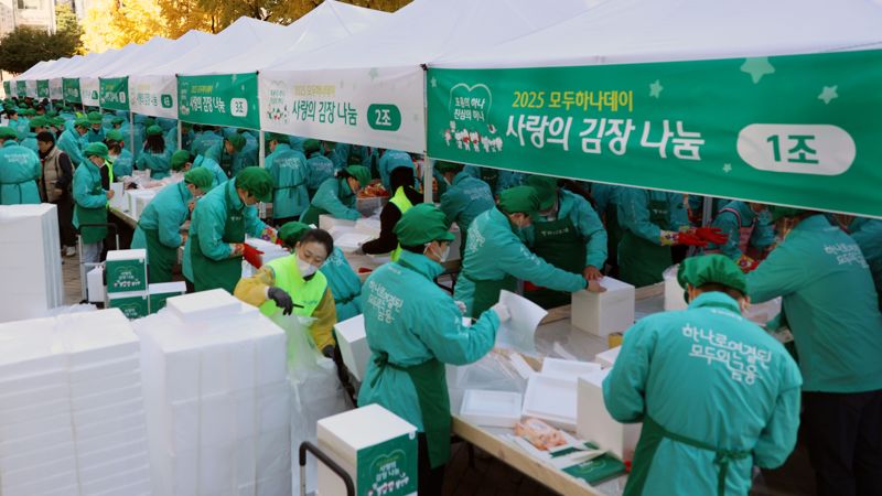 10일 함영주 회장 등 하나그룹금융 임직원들이 서울 중구 을지로 명동사옥 앞에서 열린 '2025 모두하나데이' 사랑의 김장나눔 행사에 참가해 김장을 하고 있다. 이날 행사에는 그룹 및 관계사 임직원 등 약 250여명이 참석했다. 사진=서동일 기자