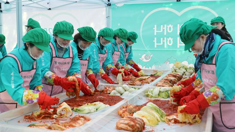 10일 함영주 회장 등 하나그룹금융 임직원들이 서울 중구 을지로 명동사옥 앞에서 열린 '2025 모두하나데이' 사랑의 김장나눔 행사에 참가해 김장을 하고 있다. 이날 행사에는 그룹 및 관계사 임직원 등 약 250여명이 참석했다. 사진=서동일 기자