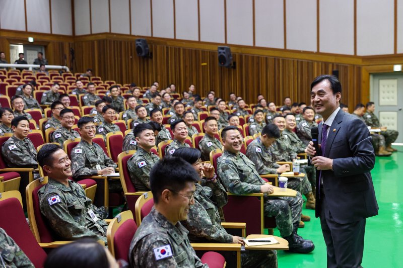 안규백 국방부 장관이 10일 대전 자운대 육군대학에서 열린 '대대장 역량 강화를 위한 특별강연'에서 발언하고 있다. 국방부 제공