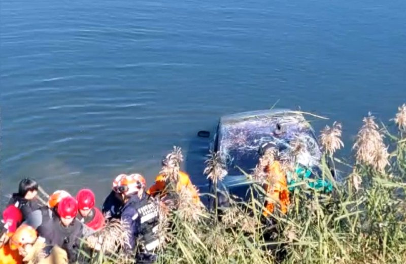 중랑천에 빠진 테슬라 (출처=연합뉴스)