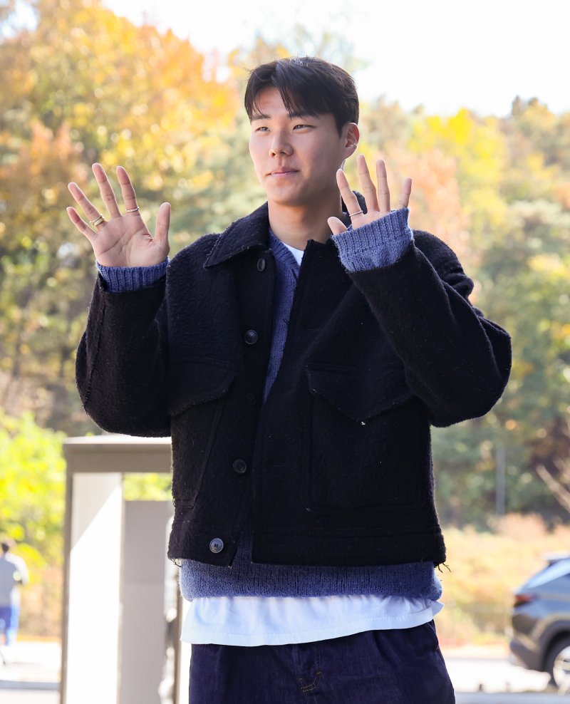 [천안=뉴시스] 황준선 기자 = 대한민국 축구 국가대표팀 송범근이 10일 오후 충남 천안시 대한민국축구종합센터에 입소하며 취재진에게 포즈를 취하고 있다. 대한민국 축구 국가대표팀은 오는 14일 대전 월드컵경기장에서 볼리비아와 18일 서울월드컵경기장에서 가나와 11월 A매치 평가전을 치른다. 2025.11.10. hwang@newsis.com