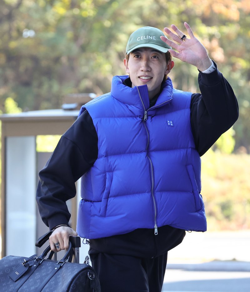 [천안=뉴시스] 황준선 기자 = 대한민국 축구 국가대표팀 조현우가 10일 오후 충남 천안시 대한민국축구종합센터에 입소하고 있다. 대한민국 축구 국가대표팀은 오는 14일 대전 월드컵경기장에서 볼리비아와 18일 서울월드컵경기장에서 가나와 11월 A매치 평가전을 치른다. 2025.11.10. hwang@newsis.com