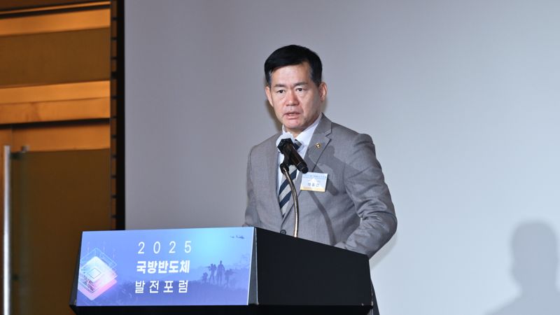 10일 서울 FKI타워에서 열린 '2025 국방반도체 발전포럼'에서 석종건 방위사업청장이 환영사를 하고 있다. 방위사업청 제공