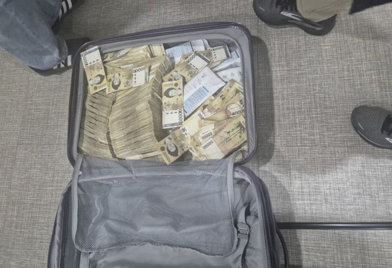 캐리어에 숨겨진 현금다발 (출처=연합뉴스)