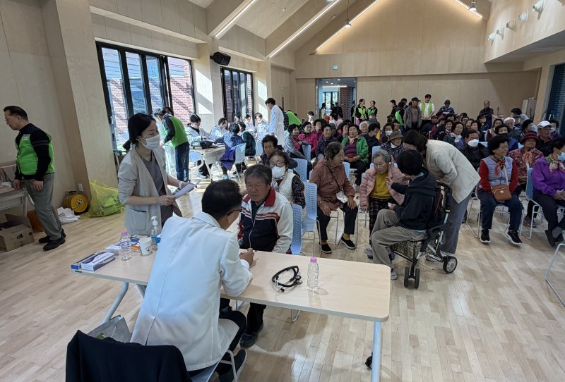 [고성=뉴시스]경남 창원 365병원 의료진이 지난 9일 고성군 영현면 일원 주민을 대상으로 혈압·혈당 측정, 간단한 진료 상담 등 의료 봉사 활동을 하고 있다.(사진=남창원팔각회 제공) 2025.11.10. photo@newsis.com