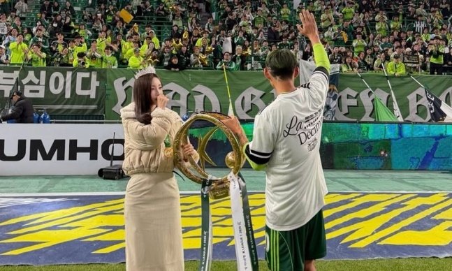 '축구여신' 곽민선, 송민규 프러포즈 승낙…"전북 우승과 함께 시집가요"