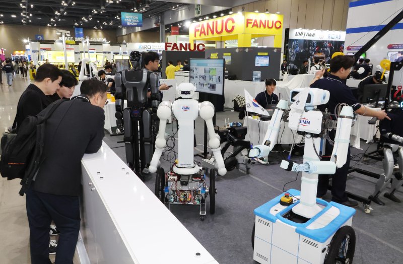 지난 5일 경기도 일산 킨텍스에서 열린 '2025 로보월드'에 전시된 한국기계연구원의 휴머노이드 로봇을 참석자들이 살펴보고 있다. 사진=박범준 기자