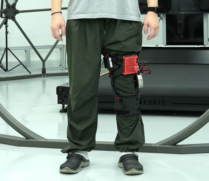 생산기술연구원의 무릎 보조로봇 AirKNEE 착용 모습. 생산기술연구원 제공