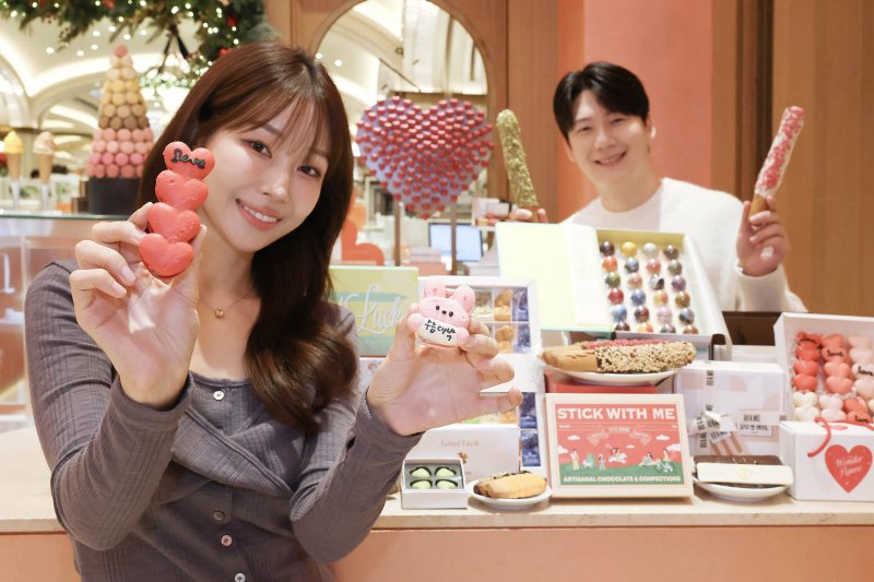 신세계백화점 강남점 지하1층에서 오는 13일까지 진행되는 '빼빼로&수능 기프트 팝업'에서 모델들이 제품을 들고 포즈를 취하고 있다. 신세계백화점 제공