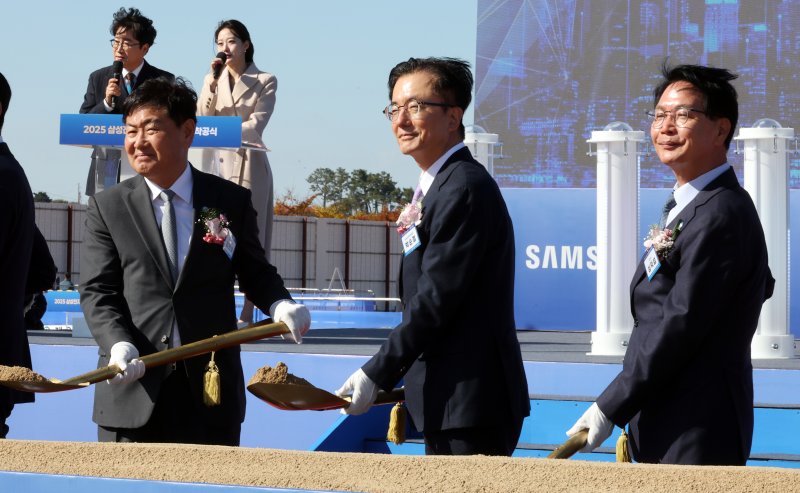 10일 전북 고창군 고수면 신활력산업단지에서 열린 '삼성전자 스마트허브단지착공식'에서 김관영 전북도지사(왼쪽 첫번째부터)와 박순철 삼성전자 부사장, 심덕섭 고창군수가 기념 세리머니를 하고 있다. 연합뉴스