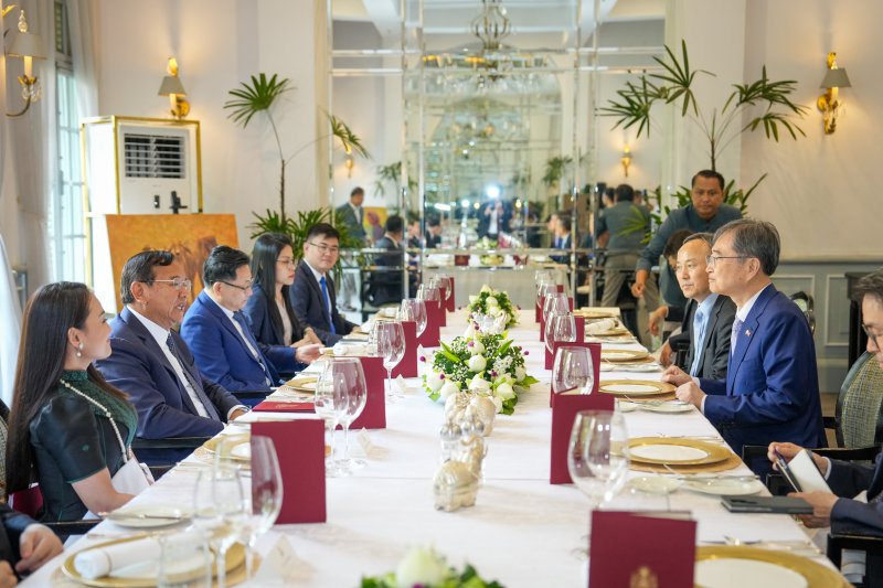 조현 외교부장관이 지난달 10일 캄보디아에서 쁘락 소콘 캄보디아 외교장관과 회담을 하고 있다. 외교부 제공