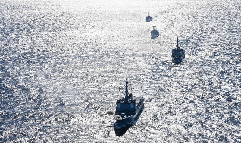 10일 동해상에서 실시한 '해군, 첫 함대급 해상 기동훈련'에서 함정들이 대함사격을 하고 있다. 앞쪽부터 서애류성룡함, 율곡이이함, 왕건함, 강감찬함. 해군 제공