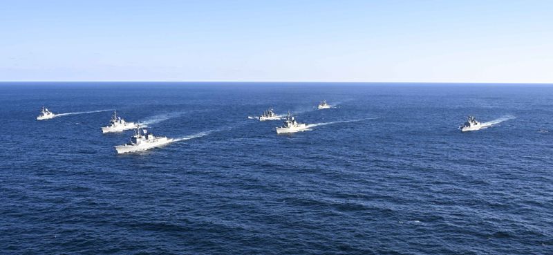 10일 동해상에서 실시한 '해군 함대급 해상 기동훈련'에서 함정들이 전술기동을 하고 있다. 왼쪽부터 왕건함, 정조대왕함 사진 가운데 앞쪽부터 뒤쪽으로 서애류성룡함, 대청함, 천지함 사진 오른쪽부터 강감찬함, 율곡이이함. 해군 제공