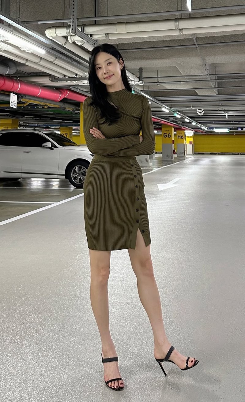 한지혜 카키 원피스 완벽 소화…물오른 미모