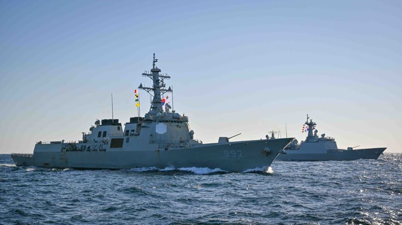 10일 동해상에서 실시한 '해군 함대급 해상 기동훈련'에서 율곡이이함과 강감한참이 전술기동을 하고 있다. 앞쪽부터 율곡이이함-강감찬함. 해군 제공