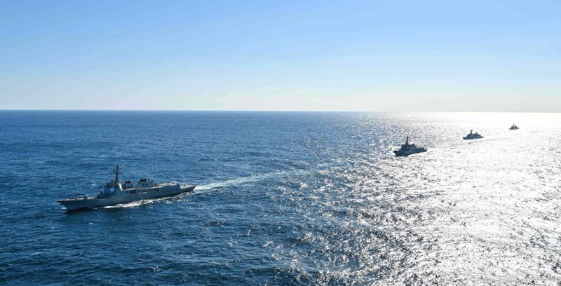 10일 동해상에서 실시한 '해군 함대급 해상 기동훈련'에서 함정들이 전술기동을 하고 있다. 해군 제공