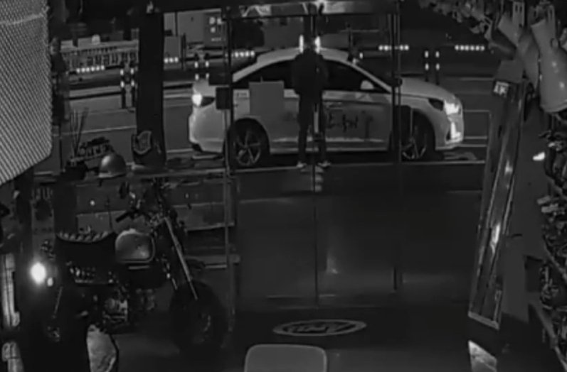 [뉴시스] CCTV 영상에 포착된 택시 기사의 모습. (사진 = '보배드림' 인스타그램 캡처) 2025.11.10. *재판매 및 DB 금지