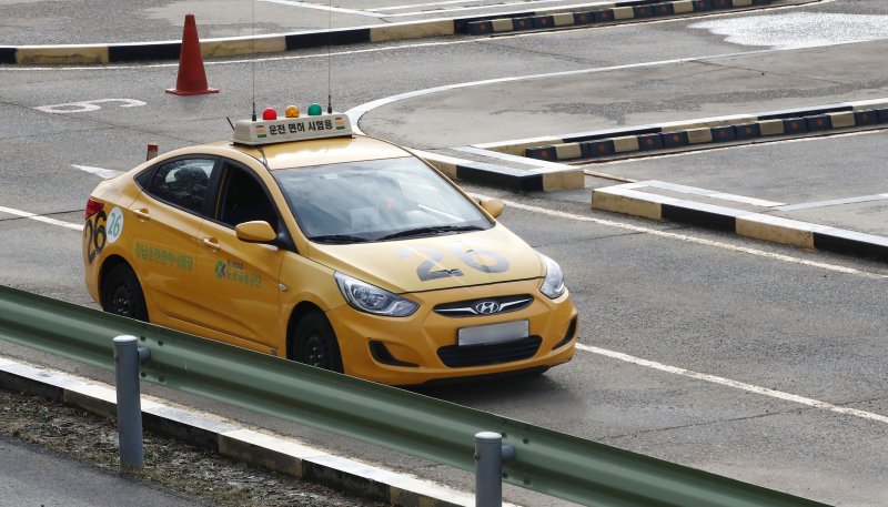 서울 강남구 강남운전면허시험장에서 응시생이 운전면허 기능시험을 보고 있다. 사진은 기사와 무관함. 뉴스1
