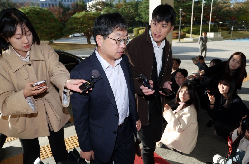 [서울=뉴시스] 홍효식 기자 = 대장동 사건 항소 포기를 두고 검찰 조직 내부에서 거센 반발이 이어지고 있는 가운데 노만석 검찰총장 직무대행이 10일 오전 서울 서초구 대검찰청으로 출근하고 있다. 2025.11.10. yesphoto@newsis.com