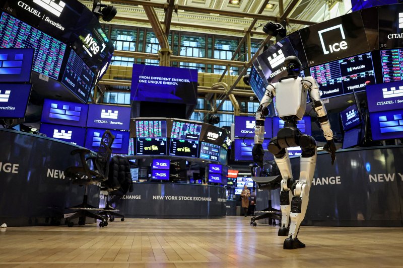 지난 11월10일(현지시간) 미국 뉴욕 증권거래소에 유니트리의 휴머노이드인 KOID가 걸어가고 있다.로이터연합뉴스