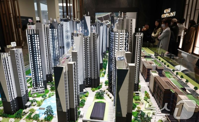 7일 오후 서울 송파구 래미안갤러리에서 시민들이 반포 래미안 트리니원 견본주택을 보고 있다