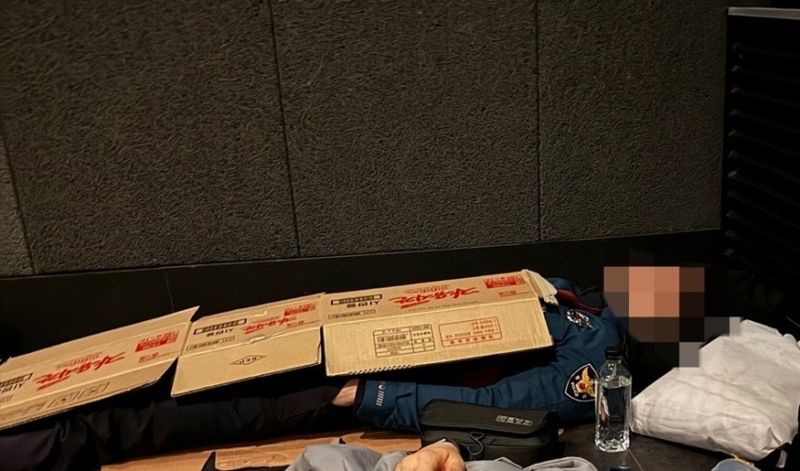 APEC 동원 경찰관, 박스 덮고 '쪽잠' [전국경찰직장협의회 제공. 재판매 및 DB 금지] /사진=연합뉴스