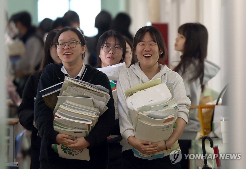 두 손 가득 '공부의 무게'…수능 앞둔 '후련한' 책거리 (출처=연합뉴스)
