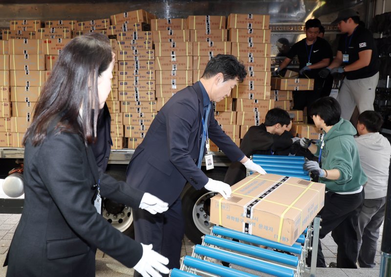 2026학년도 대학수학능력시험을 사흘 앞둔 10일 부산 동래구의 한 학교에서 교육청 관계자 등이 도착한 수능 문답지를 보관장소로 옮기고 있다. 뉴시스 제공