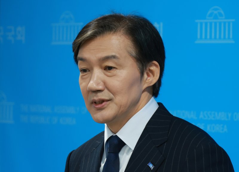 [서울=뉴시스] 고승민 기자 = 조국 전 조국혁신당 비상대책위원장이 10일 서울 여의도 국회 소통관에서 당대표 출마 선언 후 취재진 질문에 답하고 있다. 2025.11.10. kkssmm99@newsis.com /사진=뉴시스