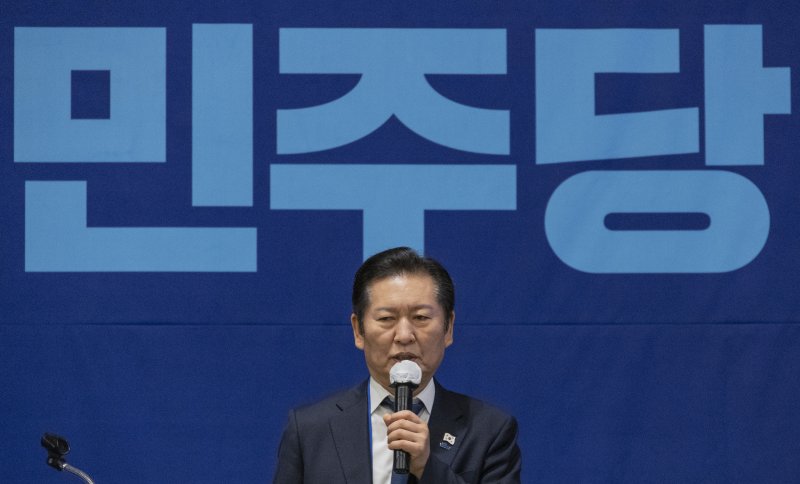 정청래 더불어민주당 대표가 11일 경기도 광주시 곤지암리조트에서 열린 2025년도 민주당 전국 지역위원장 워크숍에서 결의문을 낭독한 뒤 지방선거 필승을 위한 '원팀'을 강조하는 발언을 하고 있다. 연합뉴스