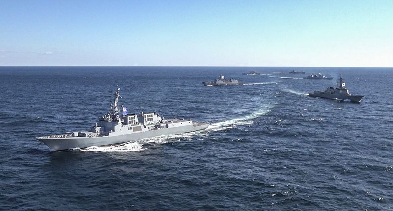 10일 동해상에서 실시한 '해군 함대급 해상 기동훈련'에서 함정들이 전술기동을 하고 있다. 정조대왕함은 해군 창설 80주년을 기념하는 의미에서 해군기를 게양하고 훈련에 참가하고 있다. 사진 왼쪽부터 정조대왕함, 율곡이이함, 왕건함, 강감찬함, 대청함, 천지함. 해군 제공