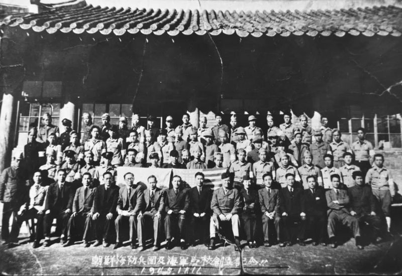 지난 1945년 11월 11일 서울 종로구 관훈동 표훈전에서 거행한 해군의 모체인 해방병단 창설 기념사진. 의자에 앉은 앞줄 오른쪽에서 네 번째가 초대 해군참모총장인 손원일 제독. 해군 제공