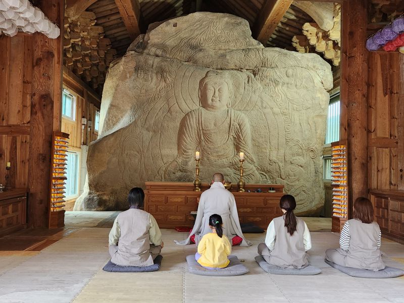 전남도는 범국민 여행 캠페인 '2025년 여행가는 가을' 일환으로 11월 한 달 동안 '남도 사찰 템플스테이' 참가비를 50% 할인한다고 11일 밝혔다. 사진은 해남 대흥사 템플스테이 참가자 모습.