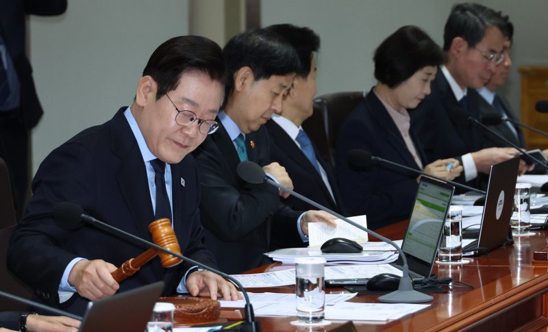 이재명 대통령이 11일 서울 용산 대통령실 청사에서 열린 국무회의에서 의사봉을 두드리며 개회 선언을 하고 있다. 뉴시스