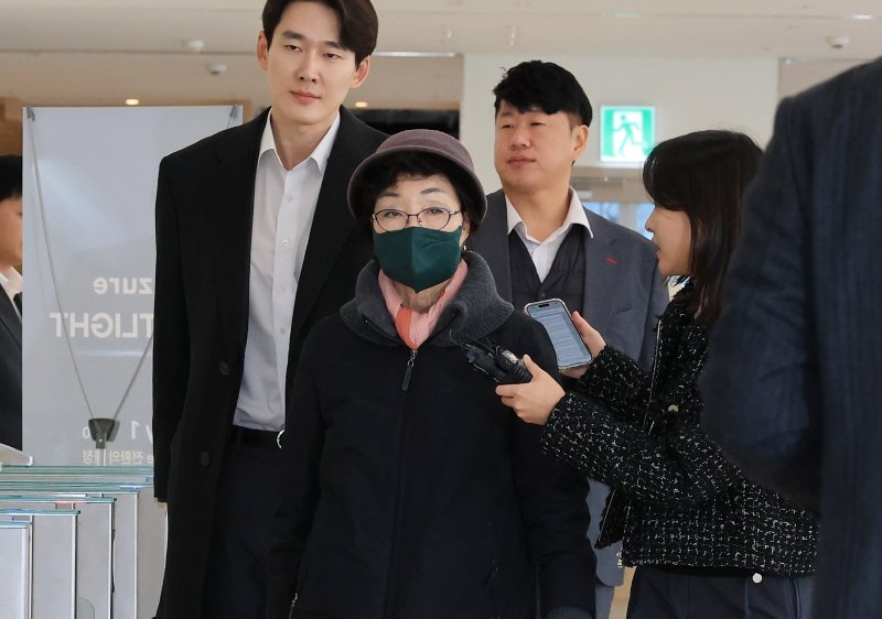 김건희 여사의 모친 최은순씨가 지난 11일 서울 종로구 KT광화문빌딩 웨스트에 마련된 김건희특검 사무실에 피의자 신분으로 출석하고 있다. /사진=뉴스1