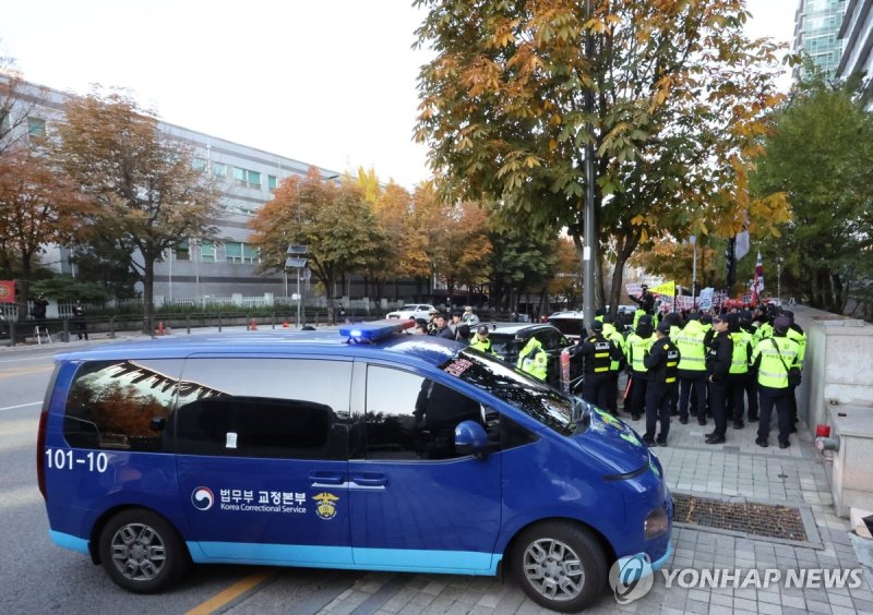 해병특검 들어서는 호송차 (출처=연합뉴스)