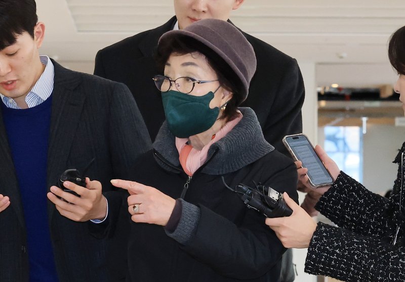 김건희 여사의 모친 최은순씨가 지난 11일 오전 서울 종로구 KT광화문빌딩 웨스트에 마련된 김건희특검 사무실에 피의자 신분으로 출석하고 있다. /사진=뉴스1