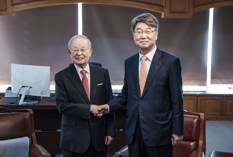 김지형(오른쪽) 경제사회노동위원회 위원장이 11일 서울 마포구 경총회관을 찾아 손경식 경 한국경영자총협회 회장과 인사를 나누고 있다. /사진=뉴시스화상