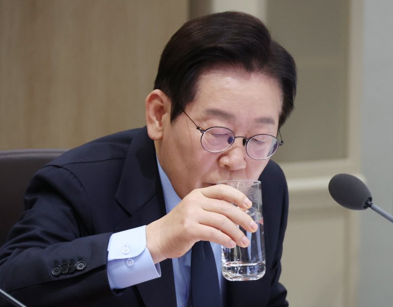 이재명 대통령이 지난달 11일 용산 대통령실에서 열린 국무회의에서 물을 마시고 있다. 연합뉴스