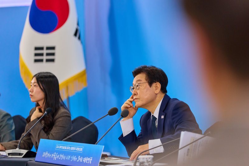 이재명 대통령이 지난 7일 대전 유성구 국립중앙과학관에서 열린 다시 과학기술인을 꿈꾸는 대한민국 국민보고회에서 참석자들의 발언을 듣고 있다. (대통령실 제공. 재판매 및 DB 금지) 2025.11.7/뉴스1 ⓒ News1 이재명 기자