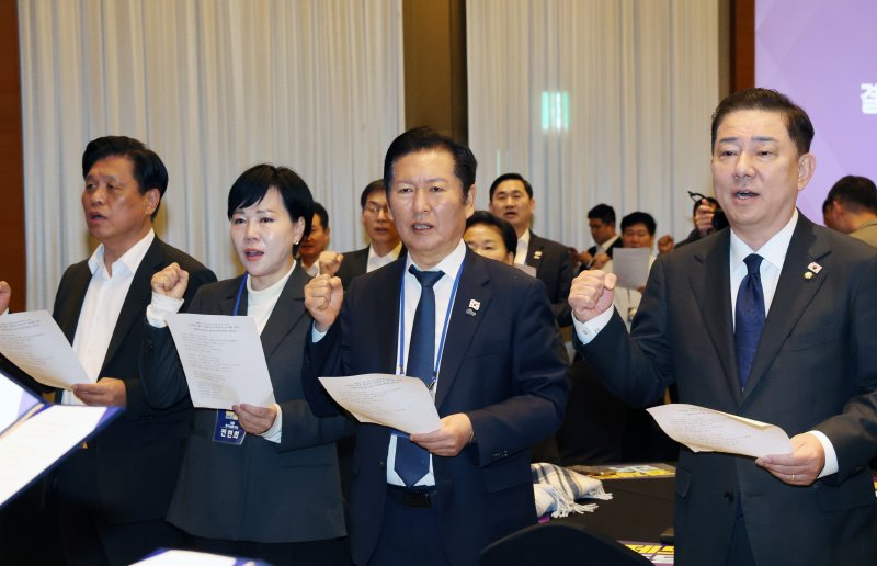 정청래 더불어민주당 대표가 11일 오전 경기 광주시 곤리암리조트에서 열린 '2025 더불어민주당 전국 지역위원장 워크숍'에서 결의문을 낭독하고 있다. 2025.11.11/뉴스1 ⓒ News1 김영운 기자