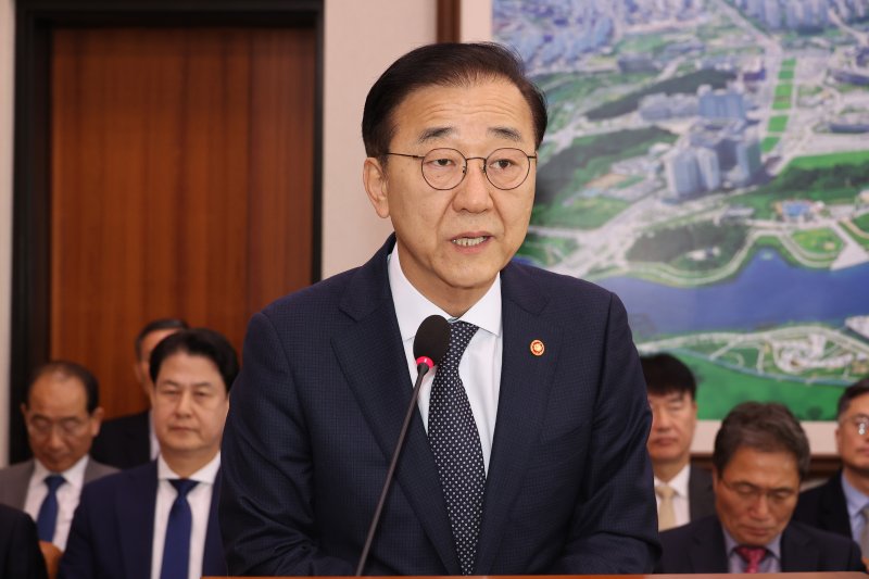 김윤덕 국토교통부 장관이 지난 11일 서울 여의도 국회에서 열린 국토교통위원회 전체회의에서 2026년도 예산안 관련 제안설명을 하고 있다. 연합뉴스